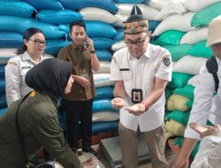 Pastikan Kualitas Bantuan Terjamin, Asisten II Cek Langsung Beras dan Minyak Goreng di Bulog Sampit