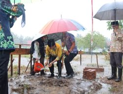 Meski Hujan, Peletekkan Batu Pertama Mushola Kemenag Seruyan Tetap Berjalan