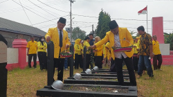 Peringati HUT ke-62, DPD Golkar Seruyan Tabur Bunga di Makam Pahlawan