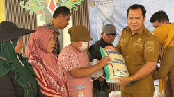 Ke Sebangau Kuala, Bupati Salurkan Pangan Dampak Karhutla