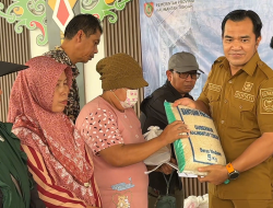 Ke Sebangau Kuala, Bupati Salurkan Pangan Dampak Karhutla